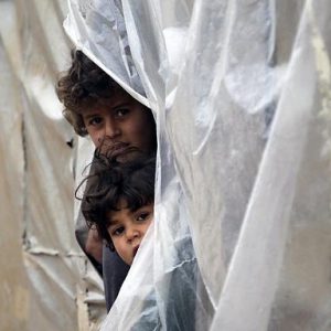 الشتاء يزيد الطين بلة على النازحين السوريين