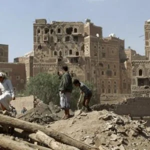 فريق تركي يبدأ تركيب مولدات كهربائية بالعاصمة اليمنية المؤقتة