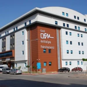 تركيا.. وفد طبي كازاخي يزور أنطاليا للاطلاع على إمكانات السياحة العلاجية