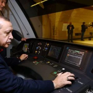 شاهد الرئيس أردوغان يقود “مترو أنفاق” جديد بإسطنبول