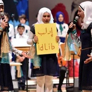 رسالة سلام إلى العالم عبر حناجر أطفال اللاجئين … من تركيا