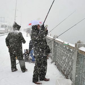 هواة صيد الأسماك في اسطنبول مستمرون في هوايتهم رغم العاصفة الثلجية