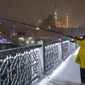 هواة صيد الأسماك في اسطنبول مستمرون في هوايتهم رغم العاصفة الثلجية 3