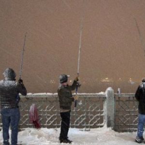 هواة صيد الأسماك في اسطنبول مستمرون في هوايتهم رغم العاصفة الثلجية 5