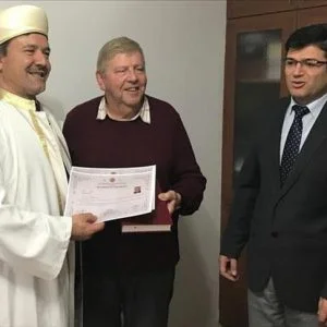 “هارون” سبعيني بريطاني يعتنق الإسلام في تركيا