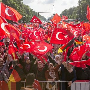 مئات الأتراك يتظاهرون ضد الإرهاب في “دورتموند” الألمانية