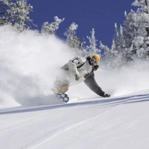 سماكة الثلوج تبلغ مترين في منحدرات “أولوداغ” التركية