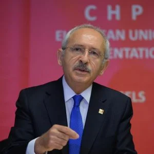 قليجدار اوغلو حزين لتعرض مبنى”العدالة والتنمية” لهجوم مسلح