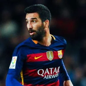 لاعب برشلونة التركي “توران” يخرج عن صمته بعد تعرضه لانتقادات وصفته بالخائن