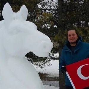 فنان تركي يبهر العالم بمنحوتاته الجليدية