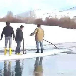 الجليد وسيلة مواصلات في تركيا..!