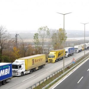 المفوضية الأوروبية تعارض فرض المجر ضريبة عبور على الشاحنات التركية