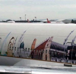 صور للكعبة والحرم الشريف في مطار أتاتورك بإسطنبول