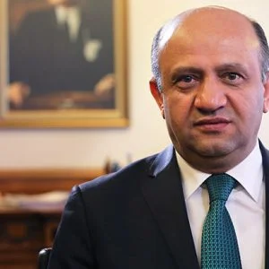 وزير الدفاع التركي: اليونان تسير في الطريق الخطأ في مكافحة الارهاب