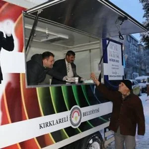 مع تدني الحرارة.. بلدية تركية توزع الحساء على المواطنين