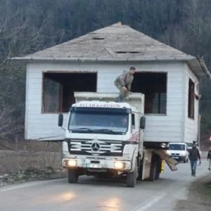 تركي يحمل ذكرى والده على شاحنة!