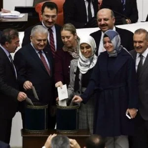 البرلمان التركي يوافق بالتصويت الأول على المادتين 15 و16 من التعديل الدستوري