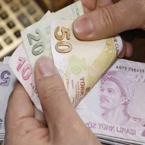 انخفاض سعر الدولار مقابل الليرة