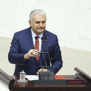 رئيس الوزراء التركي : احترم قرار الشعب فيما يتعلق بتغيير نظام الحكم في تركيا من برلماني إلى رئاسي