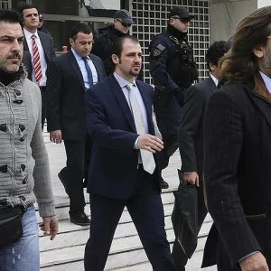 تركيا تطلب من الإنتربول توقيف انقلابيين فروا إلى اليونان