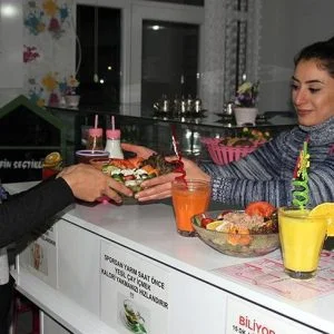 بأنامل ناعمة.. مطعم في شرق تركيا يقدم أطباقًا للحمية