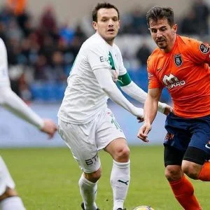 باشاك شهير يعتلي القمة التركية مؤقتًا