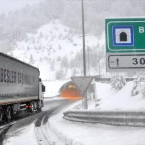 لليوم الرابع على التوالي.. استمرار تساقط الثلوج بغزارة على جبل “بولو” الاستراتيجي