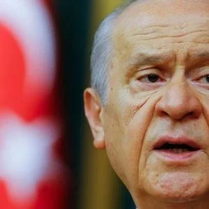 رئيس احد اكبر الاحزاب المعارضة يهنئ الحزب الحاكم على مشروع تغيير الدستور .