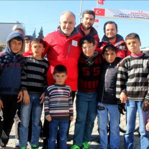رئيس الهلال الأحمر التركي يتفقد مخيما للاجئين السوريين في هطاي
