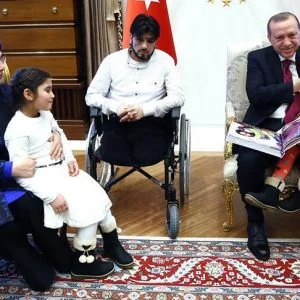 أردوغان يستقبل أسرة الطفلة السورية “دموع”