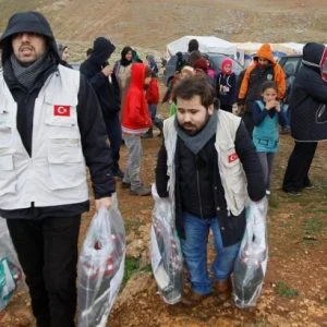 جمعية تركية تقدم المعونات ل25 الف عائلة في ادلب