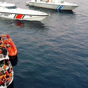 تركيا.. خفر السواحل يضبط 42 مهاجرًا غير شرعي في جناق قلعة