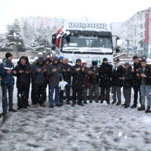 “جئنا لمواجهة الشتاء”.. حملة تركية لإغاثة السوريين