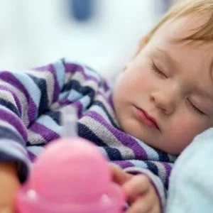 القيلولة 30 دقيقة يوميًا تنمي القدرات اللغوية للأطفال