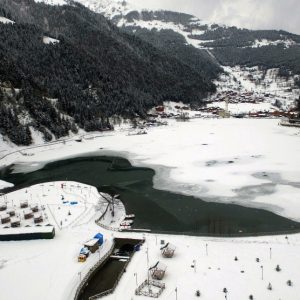 "أوزونغول" التركية تُبهِر السيّاح بحلتّها البيضاء وهدوئها المُبهر 3