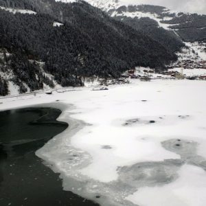 "أوزونغول" التركية تُبهِر السيّاح بحلتّها البيضاء وهدوئها المُبهر 5