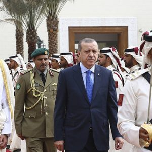 أمير قطر يستقبل الرئيس أردوغان في الدوحة بمراسم رسمية