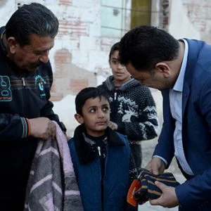 تعرف على قصة الطفل السوري الذي اعتنى بكلب صدمته سيارة جنوبي تركيا