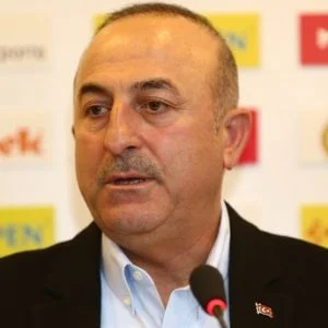 وزير الخارجية التركي يصف نظيره اليوناني بـ”الطفل الوقح” ويهدد بقوة