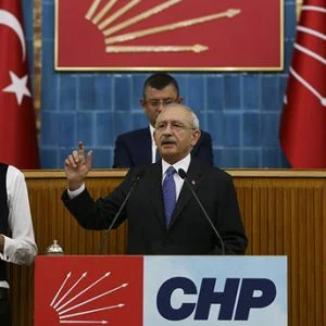 أكبر أحزاب المعارضة يطالب بإجراء استفتاء حول منح الجنسية للاجئين السوريين