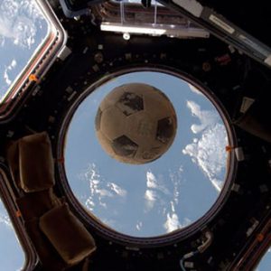 ارتطام كرة قدم بنافذة المحطة الفضائية الدولية