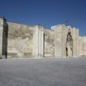 “خان السلطان”.. أكبر محطة قوافل تاريخية بالعالم في تركيا