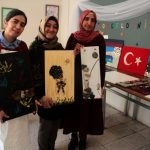 احجار نهر الفرات.. لوحات فنية بديعة و مورد رزق لنساء "ألازيغ" 6 احجار نهر الفرات.. لوحات فنية بديعة و مورد رزق لنساء "ألازيغ" 5