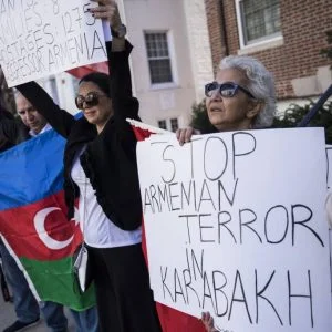 أتراك وأذريون يتظاهرون في واشنطن ونيويورك إحياءً لذكرى مجزرة “خوجالي”