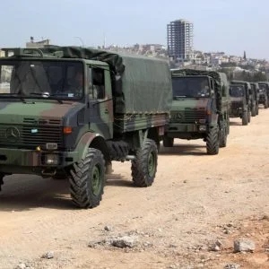 قطار يحمل تعزيزات عسكرية يصل الى الحدود التركية السورية