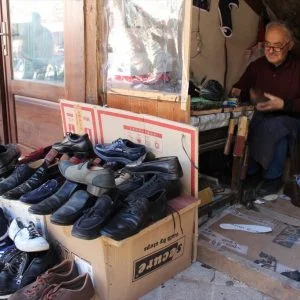 إسكافي تركي.. 30 عاماً من العمل في محل لا يستطيع الوقوف فيه