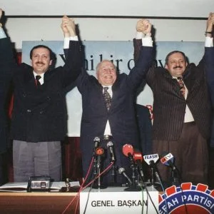 أردوغان ويلدريم ينشران رسالة بمناسبة ذكرى وفاة “أربكان”