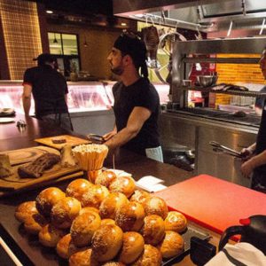 تفضّل إلى مطعم "حبيب الملح" التركي "المثير" في أبوظبي 1