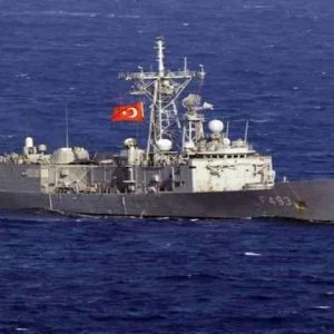 خفر السواحل التركية تطارد قارباً يونانياً حاول انتهاك المياه الإقليمية