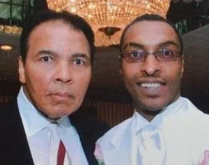 فقط لانه مسلم.. إيقاف أحد أبناء الأسطورة محمد علي كلاي و استجوابه